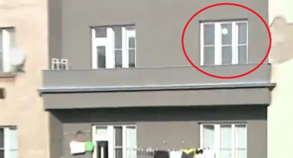 Αστείο σκηνικό στη Τσεχία: Διώξιμο τερματοφύλακα κατέληξε σε μπαλκόνι σπιτιού (video)