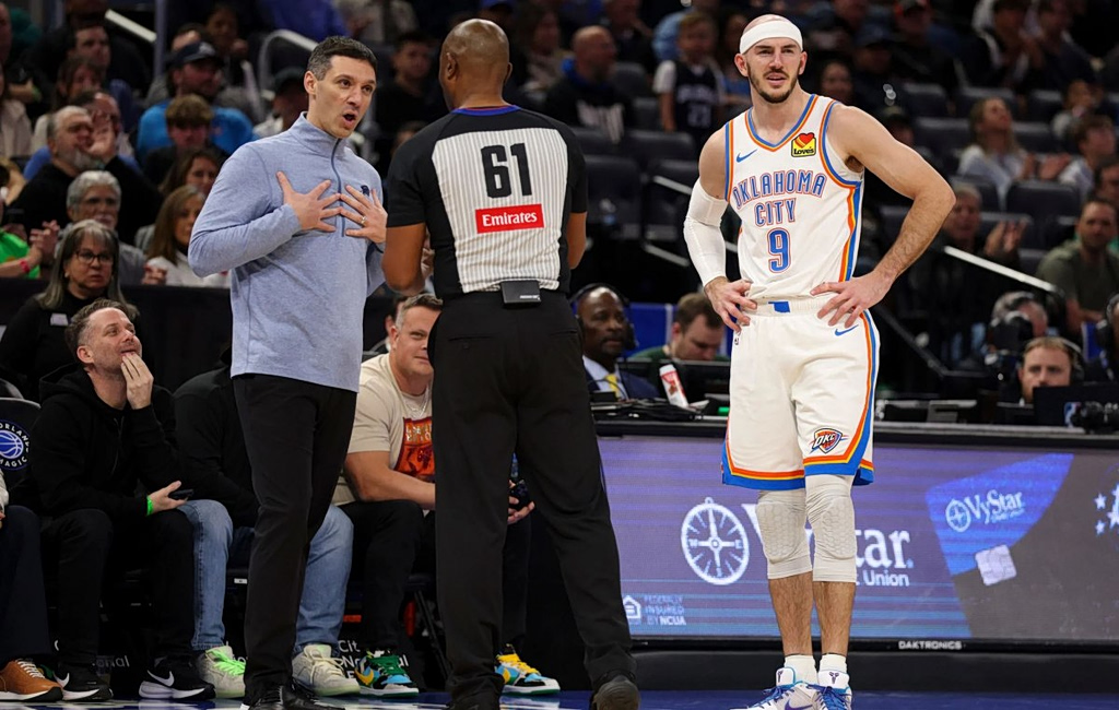 Έγινε και αυτό στο NBA: Ο Άλεξ Καρούσο έπαιξε άμυνα με το παπούτσι στο χέρι