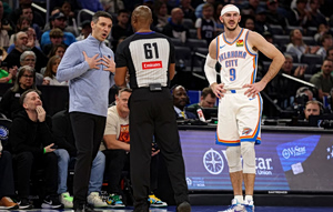 Έγινε και αυτό στο NBA: Ο Άλεξ Καρούσο έπαιξε άμυνα με το παπούτσι στο χέρι