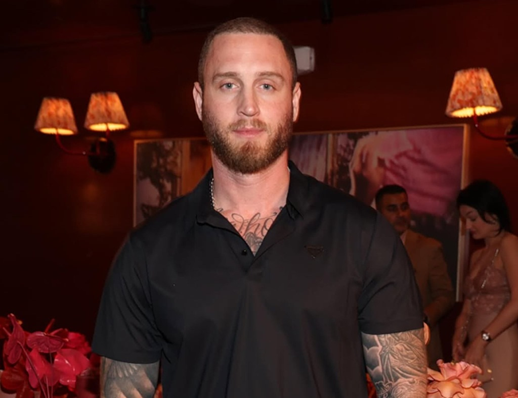 Περιπέτεια για τον γιο του Τομ Χανκς: Ταξίδεψε με ελληνικό διαβατήριο και δεν μπορεί να επιστρέψει στις ΗΠΑ