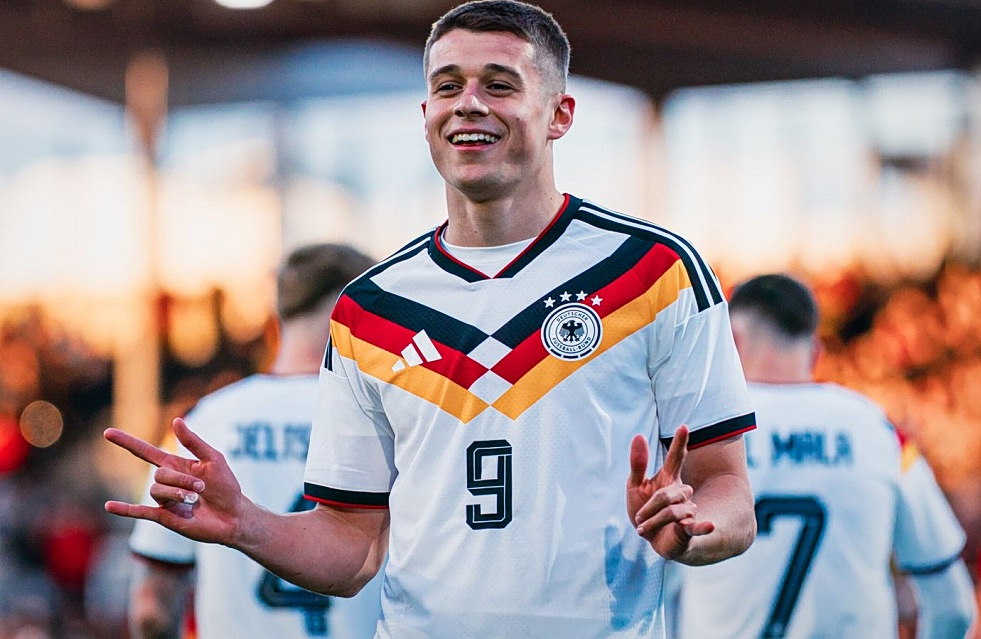 Ο συμπαίκτης του Τζόλη και αντίπαλος της εθνικής Ελπίδων που τραβά τα βλέμματα της Ευρώπης