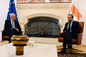 Κύπρος: Διμερής ή θεσμική στήριξη;