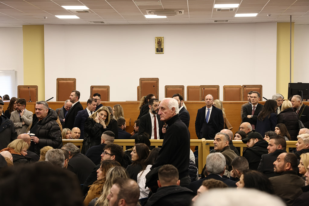 Τέμπη: Η ώρα της Δικαιοσύνης – Ξεκινά στη Λάρισα η δίκη της τραγωδίας με τους 36 κατηγορούμενους