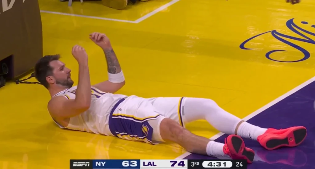 Έντονες διαμαρτυρίες από τον Ντόντσιτς στο Λέικερς – Νικς: Η χειρονομία προς τους διαιτητές