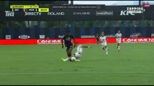 Σοκ σε αγώνα στο Εκουαδόρ: Σκληρό μαρκάρισμα έσπασε το πόδι 22χρονου ποδοσφαιριστή