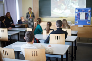 «Η σιωπηρή κρίση της εκπαίδευσης: Από τη γλωσσική αποδυνάμωση στην εποχή των καταγγελιών»