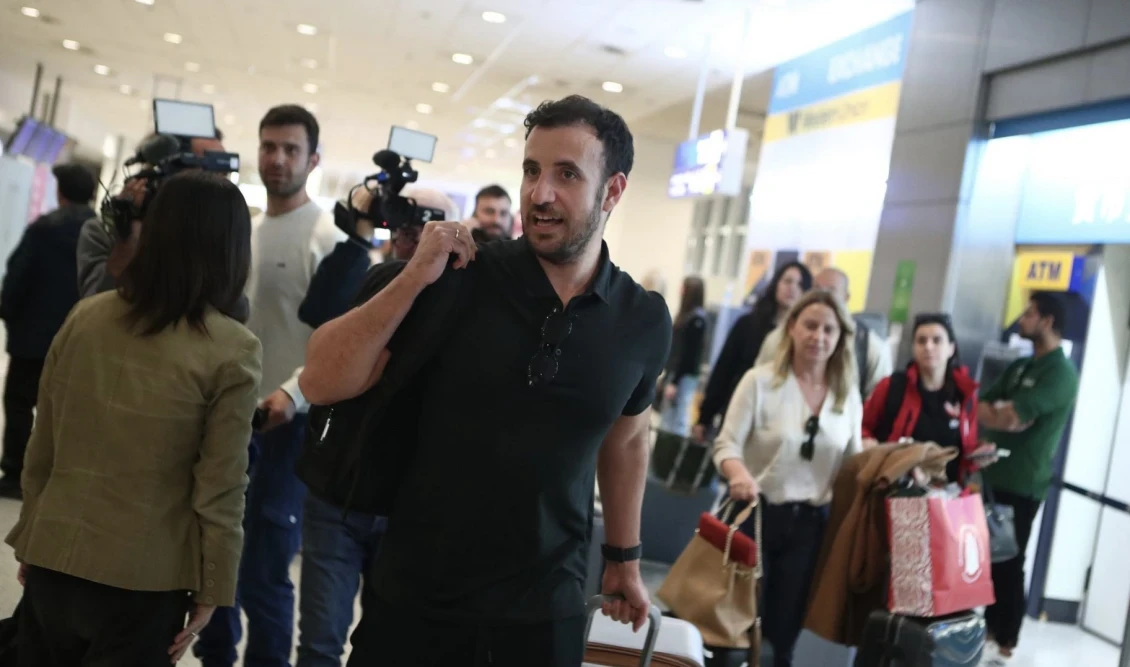 &Epsilon;&pi;έ&sigma;&tau;&rho;&epsilon;&psi;&alpha;&nu; 400 Έ&lambda;&lambda;&eta;&nu;&epsilon;&sigmaf; &alpha;&pi;ό &tau;&omicron; &Nu;&tau;&omicron;&upsilon;&mu;&pi;ά&iota;