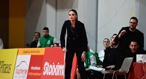 Η Σελέν Ερντέμ στον πάγκο του Παναθηναϊκού με πατερίτσα (video)