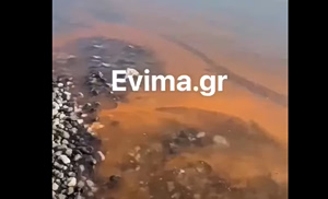 Ανησυχία στην Εύβοια για το χάλκινο χρώμα που εμφανίσθηκε στη θάλασσα σε δύο παραλίες (video)