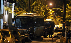 Επίθεση 30 ατόμων σε διμοιρία στα Εξάρχεια – 114 προσαγωγές μετά από επιχείρηση στην Κωλέττη