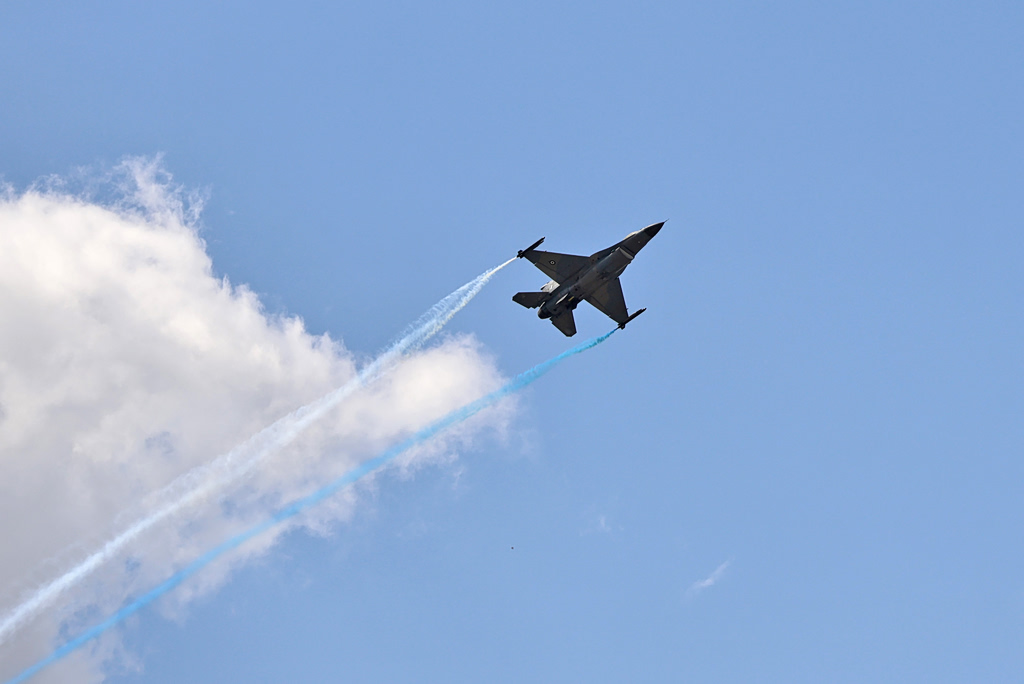 25η Μαρτίου: Η στιγμή που το F-16 ΖΕΥΣ με λευκούς και μπλε καπνούς περνά πάνω από το Σύνταγμα