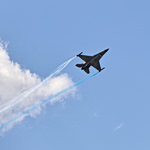 25η Μαρτίου: Η στιγμή που το F-16 ΖΕΥΣ με λευκούς και μπλε καπνούς περνά πάνω από το Σύνταγμα