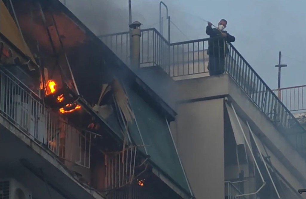 Γκύζη: Φωτογραφία ντοκουμέντο από το σημείο όπου καρφώθηκε η φιάλη που προκάλεσε τη φωτιά