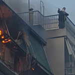 Γκύζη: Φωτογραφία ντοκουμέντο από το σημείο όπου καρφώθηκε η φιάλη που προκάλεσε τη φωτιά