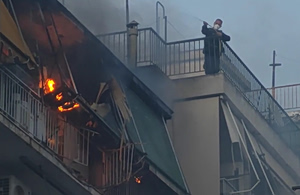 Γκύζη: Φωτογραφία ντοκουμέντο από το σημείο όπου καρφώθηκε η φιάλη που προκάλεσε τη φωτιά