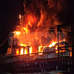 Σύρος: Πυρκαγιά σε τρία σκάφη στο λιμάνι – Ερευνώνται τα αίτια