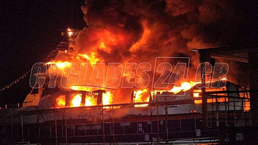 Σύρος: Πυρκαγιά σε τρία σκάφη στο λιμάνι – Ερευνώνται τα αίτια