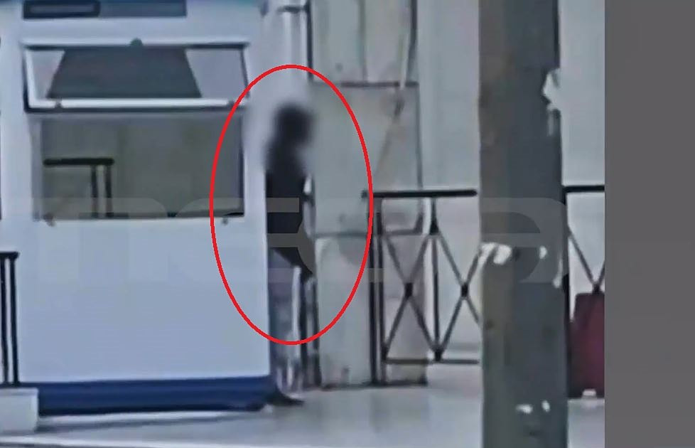 Βίντεο ντοκουμέντο – Η στιγμή που ο 48χρονος απειλεί τους αστυνομικούς με χειροβομβίδα στη ΓΑΔΑ