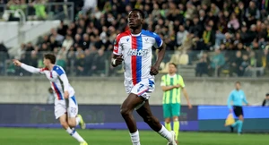 Conference League: Η ΑΕΚ Λάρνακας στάθηκε ανταγωνιστικά απέναντι στην Κρίσταλ Πάλας, όμως τελικά ηττήθηκε με 2-1 στην παράταση και αποχαιρέτησε το Conference League, με τους Άγγλους να παίρνουν την πρόκριση για τα προημιτελικά μετά και το 0-0 του πρώτου αγώνα.  Η ομάδα του Λονδίνου άνοιξε το σκορ νωρίς, στο 14ο λεπτό, με τον Ισμαΐλα Σαρ, ο οποίος λίγο αργότερα είδε και δεύτερο γκολ του να ακυρώνεται μέσω VAR για οφσάιντ. Η κυπριακή ομάδα αντέδρασε στο δεύτερο μέρος και έφερε το παιχνίδι στα ίσα στο 64’, όταν ο Σάμποριτς σκόραρε με κεφαλιά έπειτα από εκτέλεση κόρνερ του Ροντέν.                                                                                                                         Ήρωας Σαρ στην παράταση, λύγισε την ΑΕΚ Λάρνακας και έστειλε την Πάλας στους «8»