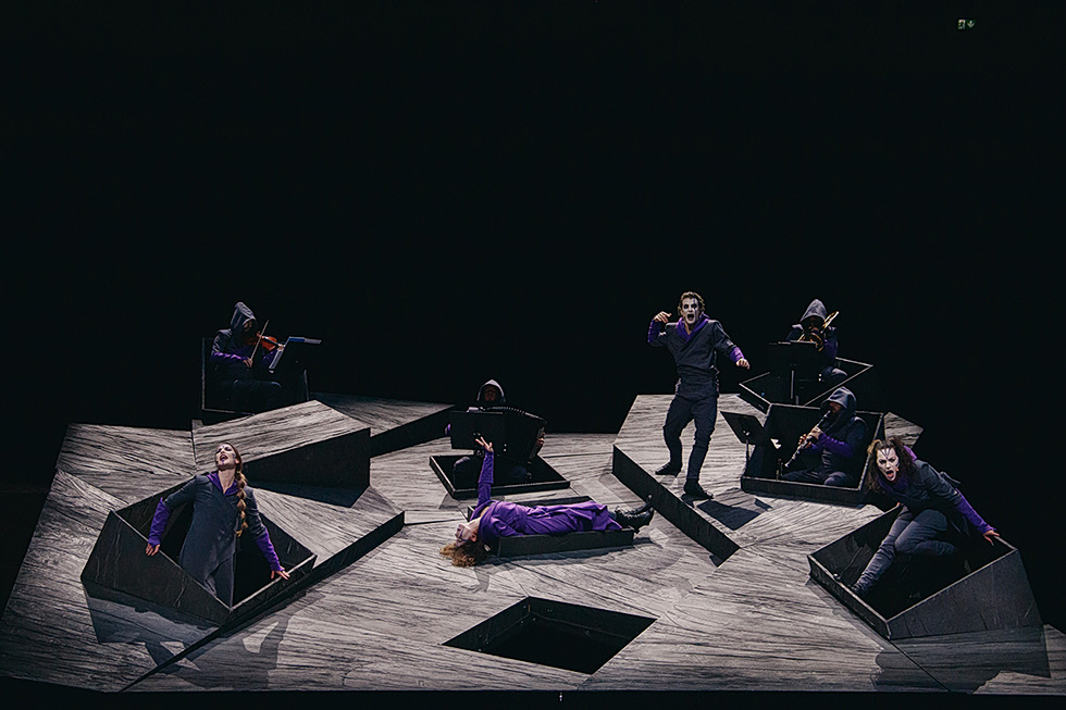 Χαράλαμπος Γωγιός στα «ΝΕΑ»: «Δεν υπάρχει τίποτε το αντιφατικόστη συνύπαρξη δυστυχίας και χιούμορ»