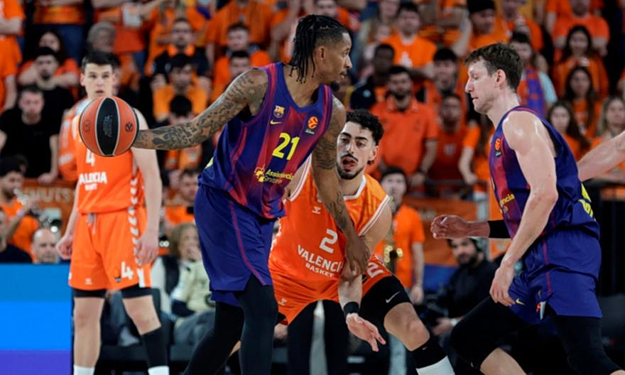 Το κρίσιμο τρίποντο του Κλάιμπερν έδωσε τη νίκη στην Μπαρτσελόνα μέσα στη Βαλένθια