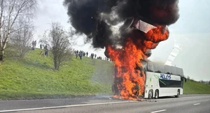 Σοκ σε αυτοκινητόδρομο του Λονδίνου: Πούλμαν οπαδών της Μάντσεστερ Σίτι τυλίχθηκε στις φλόγες (video)