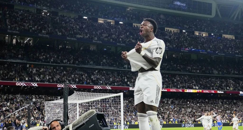 Ρεάλ Μαδρίτης – Ατλέτικο Μαδρίτης 3-2: Mε πρωταγωνιστή Βινίσιους το έφερε… τούμπα και έμεινε «ζωντανή»