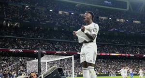 Ρεάλ Μαδρίτης – Ατλέτικο Μαδρίτης 3-2: Mε πρωταγωνιστή Βινίσιους το έφερε… τούμπα και έμεινε «ζωντανή»