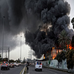 Ηνωμένα Αραβικά Εμιράτα: Πυκνοί καπνοί πάνω από μια πετρελαϊκή εγκατάσταση στη Φουτζάιρα