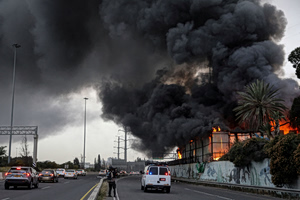 Ηνωμένα Αραβικά Εμιράτα: Πυκνοί καπνοί πάνω από μια πετρελαϊκή εγκατάσταση στη Φουτζάιρα