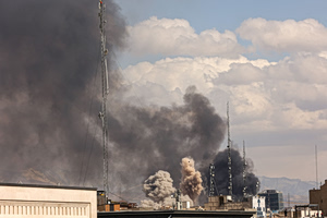 Ιράν: Η συγκλονιστική στιγμή βομβαρδισμού κτιρίου του καθεστώτος στo κέντρο της Τεχεράνης