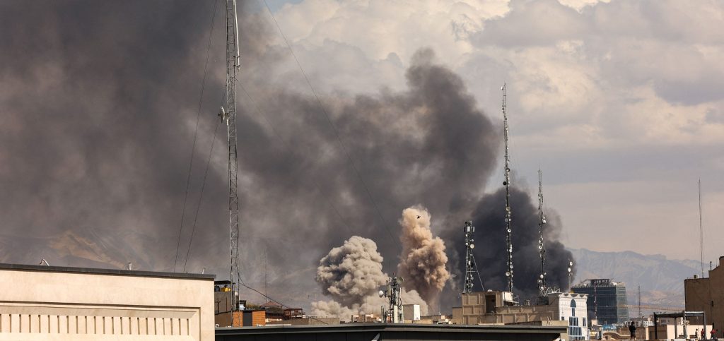 Ιράν: Η συγκλονιστική στιγμή βομβαρδισμού κτιρίου του καθεστώτος στo κέντρο της Τεχεράνης