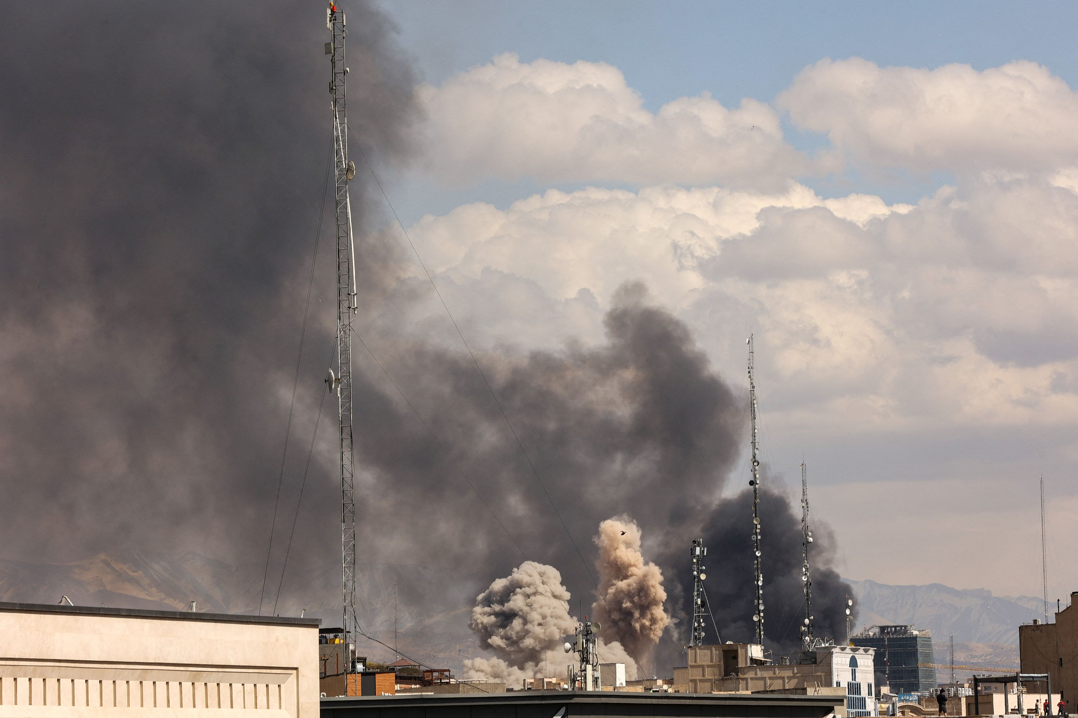 &Eta; &Mu;έ&sigma;&eta; &Alpha;&nu;&alpha;&tau;&omicron;&lambda;ή &phi;&lambda;έ&gamma;&epsilon;&tau;&alpha;&iota;: &Alpha;&pi;&epsilon;&iota;&lambda;&omicron;ύ&mu;&alpha;&sigma;&tau;&epsilon;;