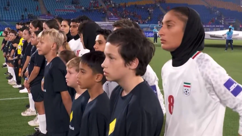 Συγκινεί η γυναικεία ομάδα ποδοσφαίρου του Ιράν: «Κανείς δεν αγαπά τον πόλεμο – Ανησυχούμε πολύ για την οικογένειά μας»