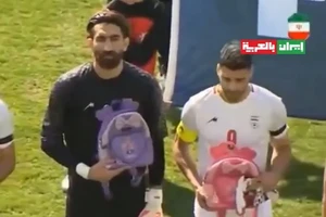 Ιράν: Με σακίδια οι παίκτες στη μνήμη των θυμάτων σχολικής τραγωδίας