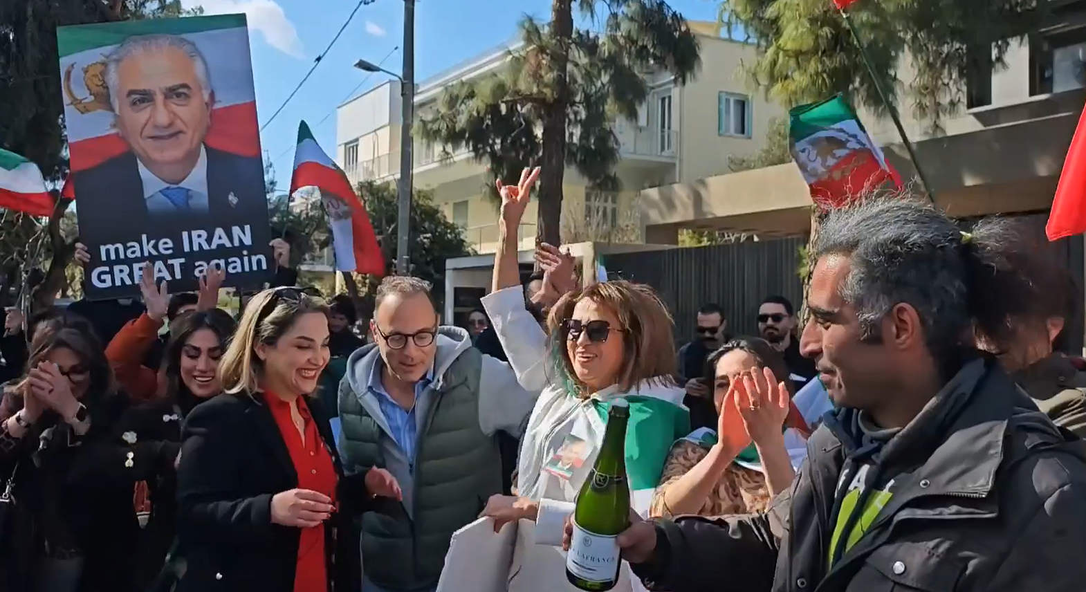 &Sigma;&alpha;&mu;&pi;ά&nu;&iota;&epsilon;&sigmaf; &kappa;&alpha;&iota; &chi;&omicron;&rho;&omicron;ί έ&xi;&omega; &alpha;&pi;ό &tau;&eta;&nu; &iota;&rho;&alpha;&nu;&iota;&kappa;ή &pi;&rho;&epsilon;&sigma;&beta;&epsilon;ί&alpha; &sigma;&tau;&eta;&nu; &Alpha;&theta;ή&nu;&alpha;