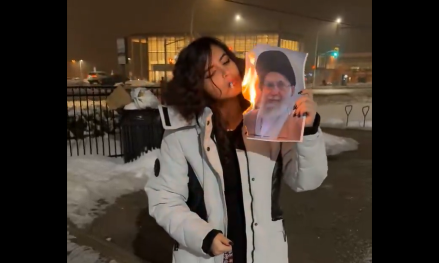«Στο είπα ότι θα χορέψουμε πάνω στον τάφο σου»: Viral ξανά η Ιρανή που άναψε τσιγάρο με φωτογραφία του Χαμενεΐ