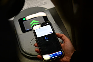 ΜΜΜ χωρίς εισιτήριο: Τσουχτερό πρόστιμα με αύξηση κατά 30 ευρώ – Αυστηρές ποινές για επιθέσεις σε ελεγκτές