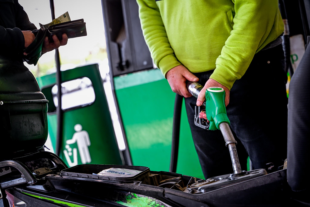 «Πετάει» πάνω από τα 2 ευρώ η πανελλαδική τιμή των καυσίμων – Πόσο περιορίζουν το κόστος τα νέα μέτρα