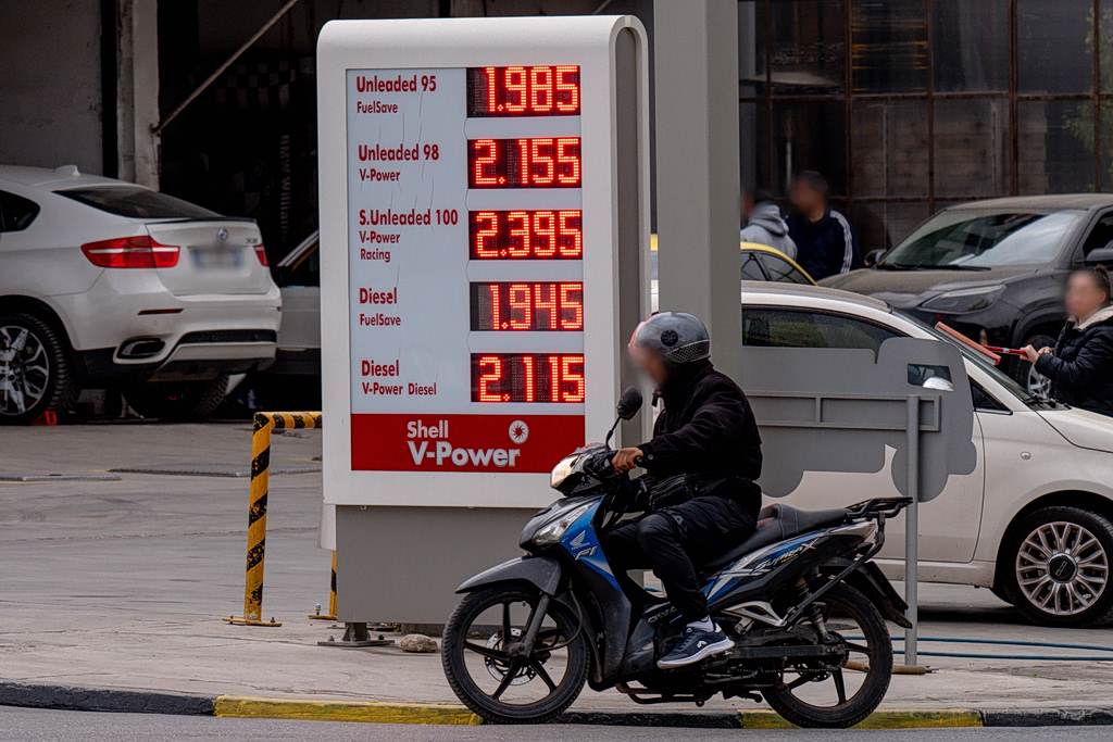 Βαρύ «τίμημα» για τους καταναλωτές στην Ελλάδα από τον πόλεμο στη Μέση Ανατολή