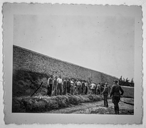 Καισαριανή: Η στιγμή πριν από τον θάνατο – Νέες φωτογραφίες από την εκτέλεση των 200