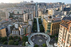 Κίνα: Η μεγαλύτερη κυλιόμενη σκάλα στον κόσμο αλλάζει την αστική μετακίνηση – Το τεχνολογικό θαύμα των 800 μέτρων