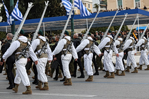 Παρέλαση 25ης Μαρτίου: «Τράνταξαν» το Σύνταγμα οι Έλληνες κομάντος – Καταχειροκροτήθηκαν από το πλήθος οι ΟΥΚάδες