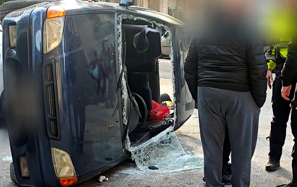 Αυτοκίνητο ντελαπάρισε στην Κυψέλη – Πυροσβέστες απεγκλώβισαν ηλικιωμένο οδηγό (video)