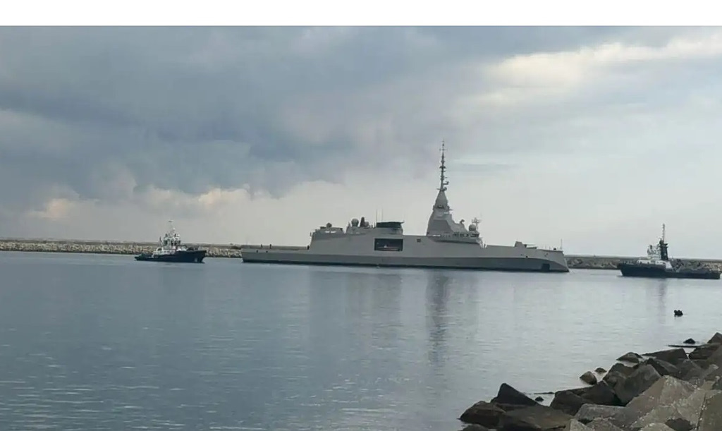 Κύπρος: Η στιγμή που η φρεγάτα «Κίμων» μπαίνει για ανεφοδιασμό καυσίμων στο λιμάνι της Λεμεσού