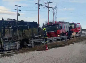 Λεωφορείο των ΚΤΕΛ Θεσσαλονίκης πήρε φωτιά στην εθνική οδό Θεσσαλονίκης-Σερρών