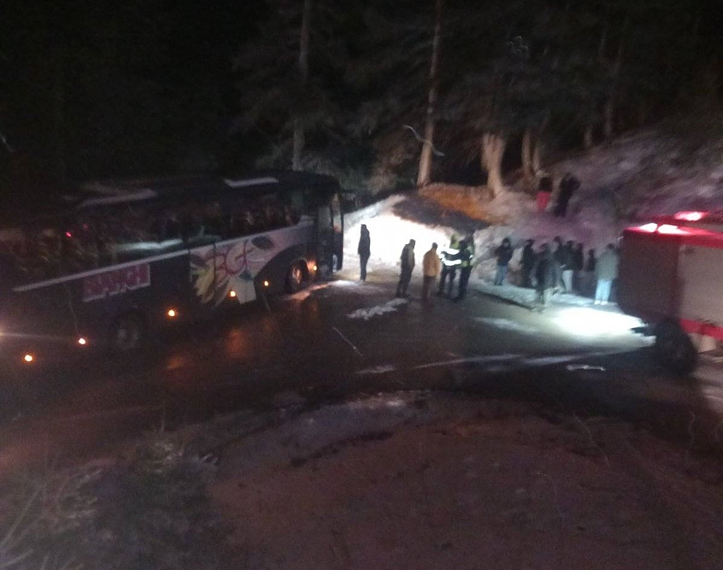 Λεωφορείο που μετέφερε μαθητές «κόλλησε» στα χιόνια στο Λαμπίρι Αιτωλοακαρνανίας