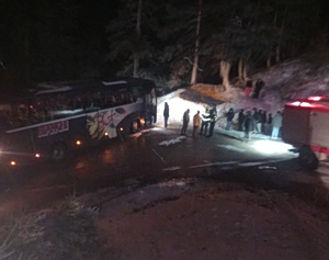 Λεωφορείο που μετέφερε μαθητές «κόλλησε» στα χιόνια στο Λαμπίρι Αιτωλοακαρνανίας