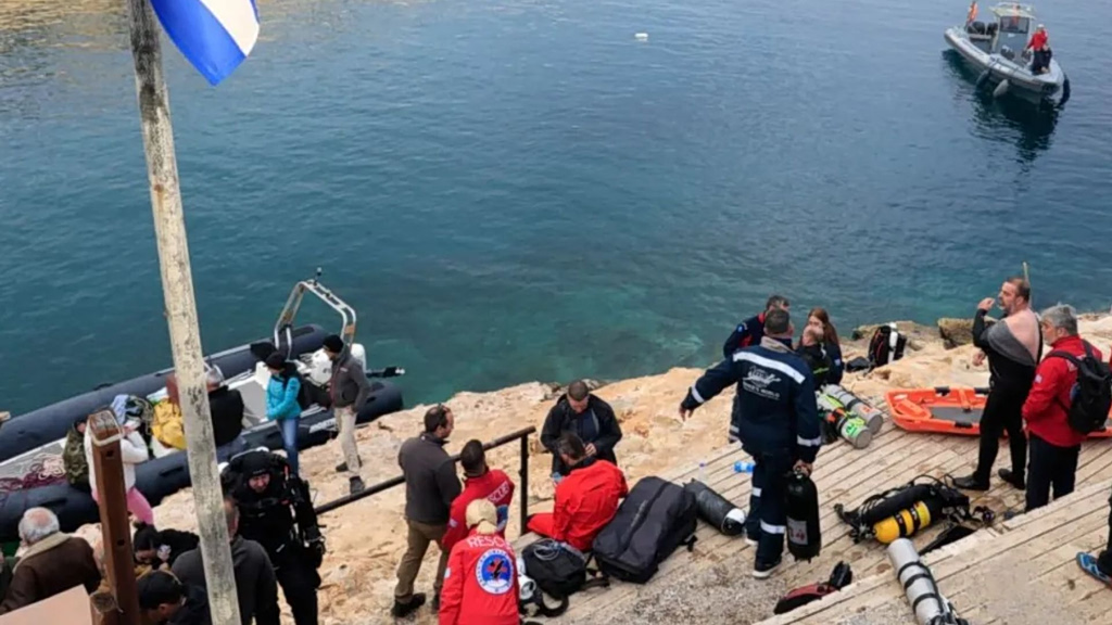 Βουλιαγμένη: Απεγκλώβισαν δύτη στα Λιμανάκια – Είχε βουτήξει για να σώσει φίλο του και σφήνωσε