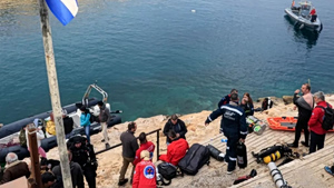 Βουλιαγμένη: Απεγκλώβισαν δύτη στα Λιμανάκια – Είχε βουτήξει για να σώσει φίλο του και σφήνωσε